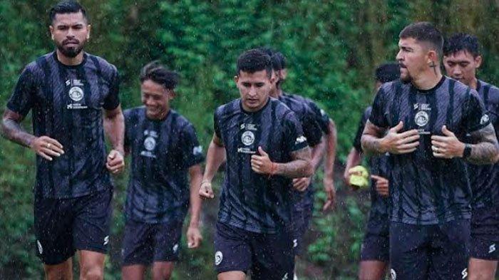 Pemain Arema FC saat menjalani latihan di Lapangan ARG Soccer Field Lawang Malang, 2024.