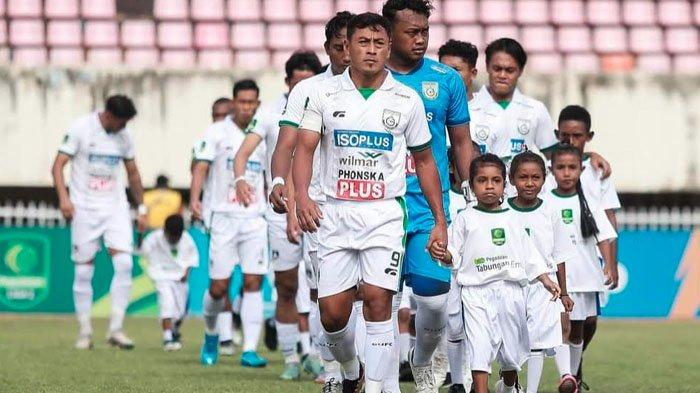 Pemain Gresik United saat berjalan menuju Lapangan Stadion Mandala Jayapura untuk melawan Persewar Waropen pada laga lanjutan Liga 2 2023/2024, Senin (22/1/2024).
