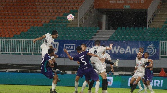 Pemain Madura United FC saat berebut bola dengan pemain Persita Tangerang di Stadion Pakansari, Bogor, Jumat (24/1/2025) malam.