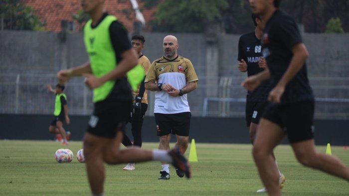 Pemain Madura United FC saat latihan jelang melawan Arema FC di Stadion Gelora Bangkalan, Sabtu (16/11/2024).