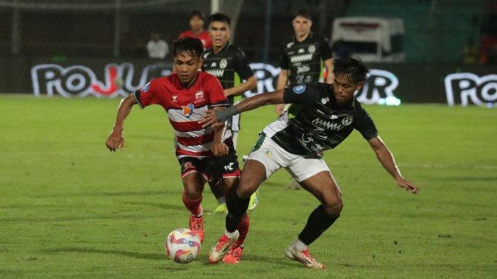 PERTANDINGAN - Pemain Madura United, Feby Ramzy (kaus loreng) berduel dengan pemain PSS Sleman di Stadion Gelora Bangkalan, Sabtu (24/5/2025) malam. Laga pekan terakhir Liga 1 2024/2025 Madura United vs PSS Sleman berakhir dengan skor 0-3 untuk kemenangan PSS Sleman.