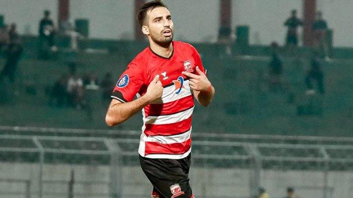 SELEBRASI - Pemain Madura United, Miljan Skrbic melakukan selebrasi usai menjebol gawang Persik Kediri di Stadion Gelora Bangkalan, Senin (28/4/2025) malam. Laga Madura United vs Persik Kediri berakhir dengan skor 2-1 untuk kemenangan Laskar Sapeh Kerrab.