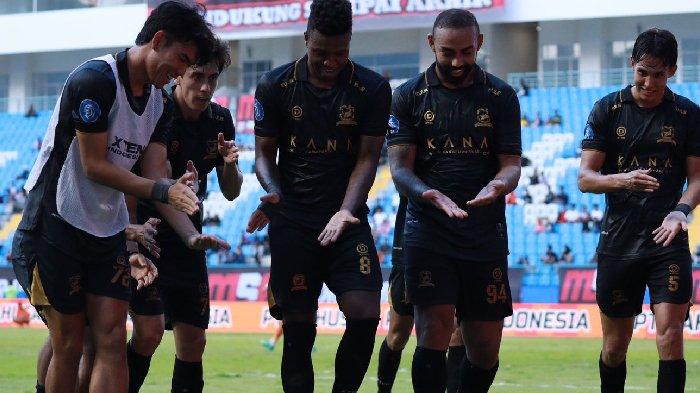 Pemain Madura United melakukan selebrasi usai mencetak gol ke gawang Borneo FC, pada laga Borneo FC vs Madura United di Stadion Batakan Balikpapan, Rabu (17/4/2024) sore. Laga berakhir dengan skor 0-4 untuk kemenangan Madura United.