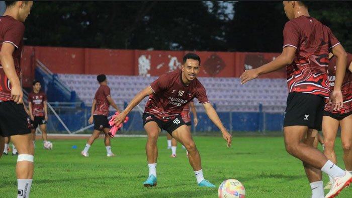 Pemain Madura United saat menjalani official training di Stadion Brawijaya Kediri.
