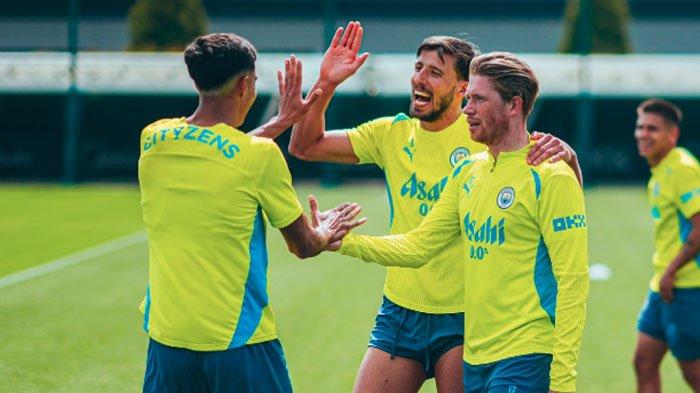 GRATISAN - (dari kiri) Pemain Manchester City Vitor Reis, Ruben Dias dan Kevin De Bruyne saat menjalani latihan. Kevin De Bruyne diincar Napoli, tunggu momen gratisan.