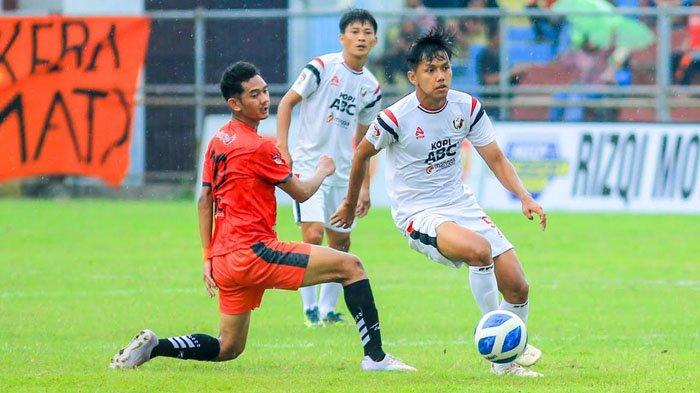 Pemain NZR Sumbersari FC saat berduel dengan pemain Perseta Tulungagung di laga babak 8 besar Liga 3 Jatim, Selasa (30/1/2024).