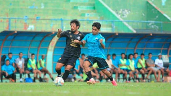 Pemain NZR Sumbersari FC saat berduel dengan pemain Singhasari Blayu FC dalam laga uji coba di Stadion Gajayana Malang, Rabu (29/11/2023).