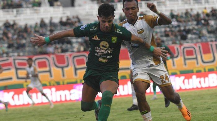 Pemain Persebaya, Bruno Moreira, melewati hadangan pemain Dewa United di Stadion GBT, Selasa (16/4/2024) sore. Laga berakhir 0-3 untuk kemenangan Dewa United.