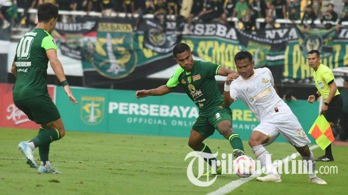 Pemain Persebaya Surabaya, Ardi Idrus (3) berebut bola dengan pemain Arema FC, pada laga Persebaya vs Arema FC , di Stadion Gelora Bung Tomo (GBT) Surabaya, Sabtu (7/12/2024).