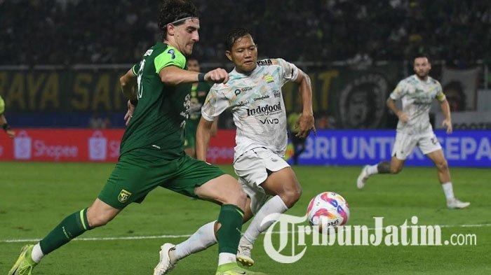 PERTANDINGAN - Pemain Persebaya Surabaya, Dejan Tumbas (kiri) berebut bola dengan pemain Persib Bandung, Adam Alis (tengah) pada pertandingan Persebaya vs Persib Bandung di Stadion Gelora Bung Tomo (GBT) Surabaya, Sabtu (1/3/2025) malam. Laga pekan ke-25 Liga 1 2024/2025 ini berakhir dengan skor 4-1 untuk kemenangan Bajul Ijo.