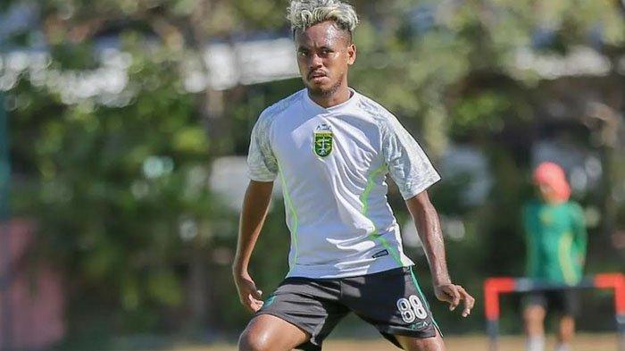Pemain Persebaya Surabaya, M Alwi Slamat saat menjalani latihan jelang laga Persebaya vs Rans Nusantara FC, Sabtu (22/7/2023).