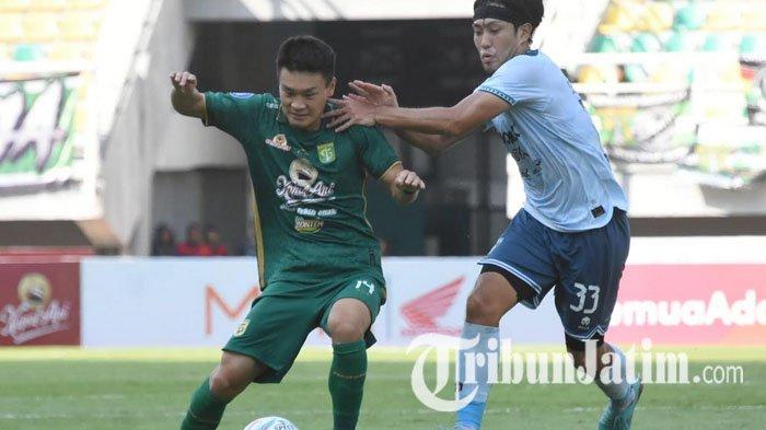 Pemain Persebaya Surabaya, Sho Yamamoto berduel dengan pemain Persita pada laga Persebaya vs Persita di Stadion Gelora Bung Tomo (GBT) Surabaya, Sabtu (12/8/2023) sore.
