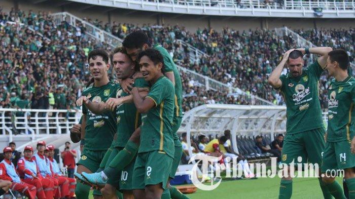 Pemain Persebaya Surabaya, Ze Valente (10) merayakan kemenangan usai mencetak gol ke gawang Arema FC pada lanjutan kompetisi Liga 1 pekan 13 yang berlangsung di Stadion Gelora Bung Tomo (GBT) Surabaya, Sabtu (23/9/2023). Persebaya mengalahkan Arema FC dengan skor 3-1 melalui gol pemain persebaya Bruno Moreira, Dusan Stevanovic dan Ze Valente. Sementara gol tunggal Arema FC diciptakan Dedik Setiawan.