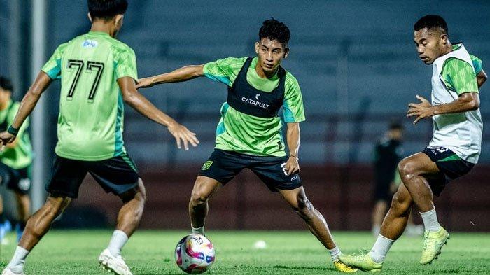BERLATIH - Pemain Persebaya Surabaya berlatih di Stadion Gelora 10 November Surabaya, Selasa (4/3/2025) malam untuk persiapan menghadapi PSM Makassar, di Stadion Gelora BJ Habibie Parepare, Sulawesi Selatan, Jumat (7/3/2025). Pelatih Persebaya Surabaya, Paul Munster akan terapkan rotasi pemain.