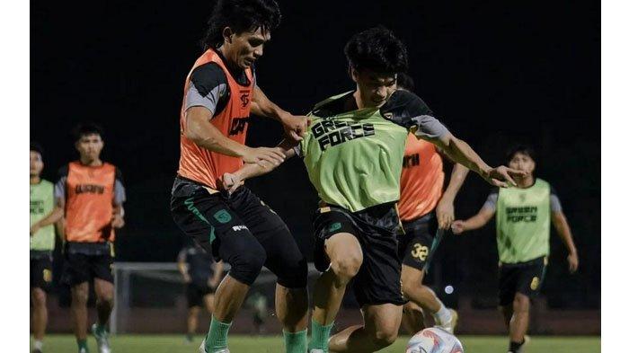 Pemain Persebaya Surabaya menjalani latihan di Lapangan Thor Surabaya, sebagai persiapan menatap laga menghadapi Dewa United, pada lanjutan Liga 1 2023/2024.
