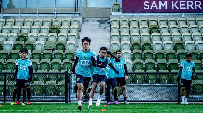 LATIHAN - Pemain Persebaya Surabaya menjalani latihan di Sam Kerr Football Centre, Queens Park, Perth, Australia. Sebelum menghadapi Football West All Star, Rabu (9/7/2025) malam.