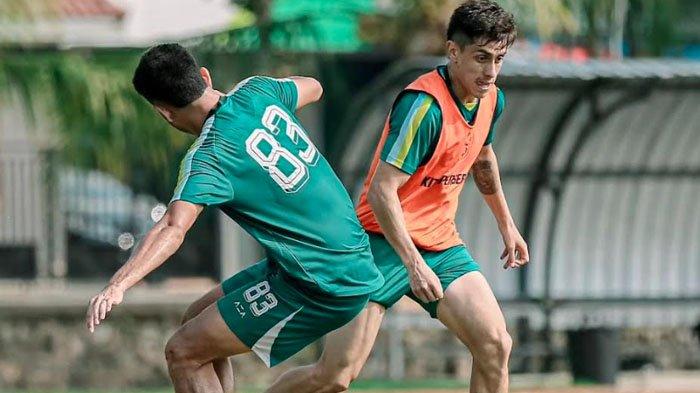 Pemain Persebaya Surabaya menjalani latihan tim dalam program pemusatan latihan di Yogyakarta mulai Selasa (16/7/2024).