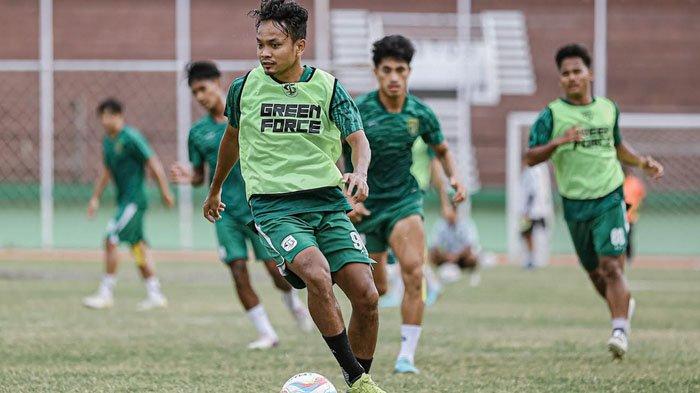 Pemain Persebaya Surabaya menjalani latihan tim di Stadion Gelora Delta Sidoarjo, Selasa (14/11/2023).