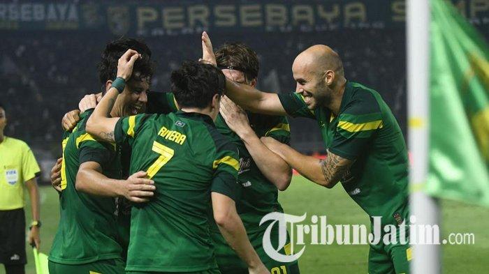 PEMAIN PERSEBAYA - Pemain Persebaya Surabaya saat laga Persebaya vs PSS Sleman bertajuk Team Launching Game Persebaya 2025/2026 di Stadion Gelora Bung Tomo (GBT) Surabaya, Sabtu (19/7/2025) malam. Bajul Ijo menang 1-0 atas PSS Sleman.