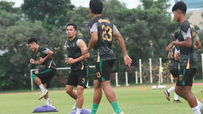 Pemain Persebaya menjalani latihan di Lapangan Thor, Surabaya, Jumat (29/3/2024), sebagai persiapan menghadapi laga Persebaya vs Dewa United di Stadion GBT Surabaya.