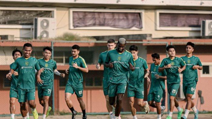 Pemain Persebaya menjalani latihan jelang menghadapi PSBS Biak.
