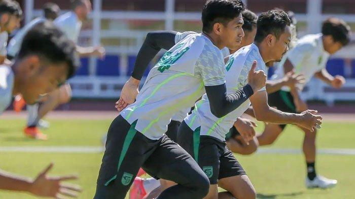 Pemain Persebaya menjalani latihan siang hari.