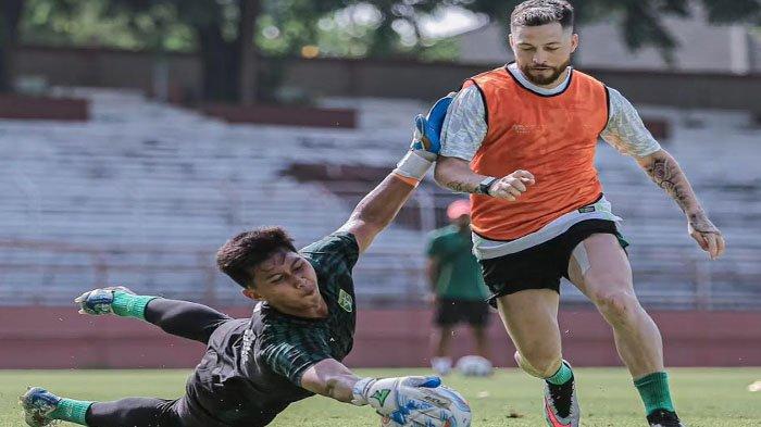 Pemain Persebaya menjalani latihan tim di bawah komando Paul Munster.