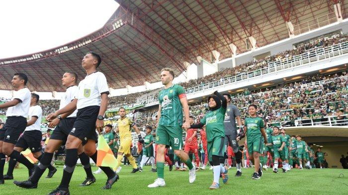 Pemain Persebaya saat memasuki Stadion Gelora Bung Tomo (GBT)