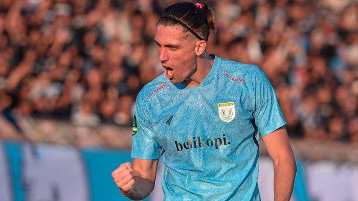 Pemain Persela, Jonathan Campbell merayakan gol ke gawang Persijap Jepara di Stadion Surajaya, Lamongan, Minggu (10/9/2023).
