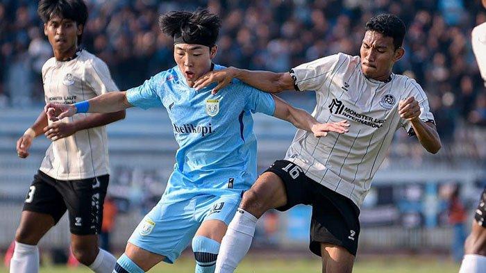 Pemain Persela Lamongan berduel dengan pemain Persipa Pati di Stadion Surajaya Lamongan, Minggu (27/8/2023).