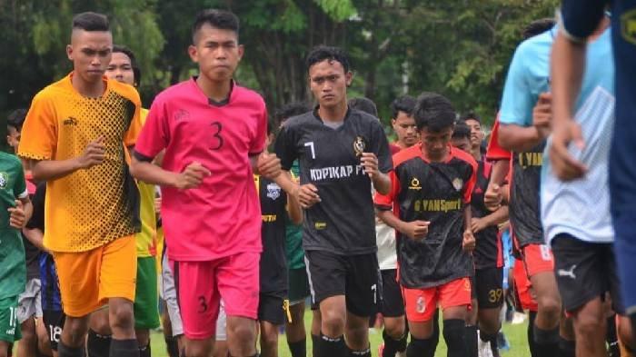 Pemain Persesa Sampang akan melakoni latihan di Lapangan Desa Krampon, Kecamatan Torjun, Sampang.