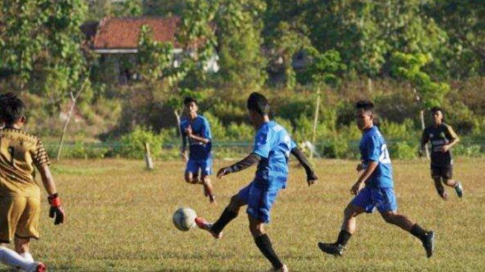 Pemain Persesa Sampang saat menggelar latihan di Lapangan Desa Krampon, Kecamatan Torjun, Kabupaten Sampang, Madura beberapa waktu lalu.