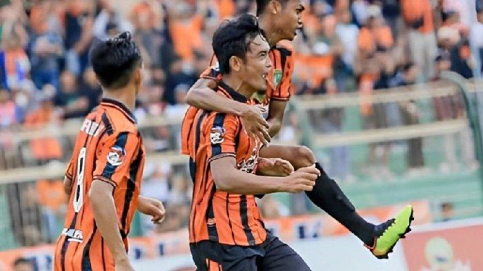 Pemain Persibo Bojonegoro Bayu Nugroho (nomor 11) saat selebrasi seusai merobek gawang Perssu Sumenep, Minggu (28/1/2024) sore.