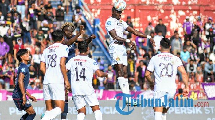 Pemain Persik Kediri, Flavio De Silva (tengah) berebut bola udara dengan pemain Arema FC dalam laga Persik Kediri vs Arema FC pada lanjutan Liga 1 2023/2024 di Stadion Brawijaya Kediri, Jawa Timur, Sabtu (15/7/2023).