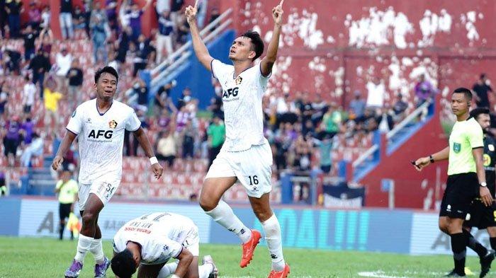 Pemain Persik Kediri, Supriadi dan Al Hamra Hehanusa saat bermain untuk membela Macan Putih di Stadion Brawijaya Kediri, 2024.