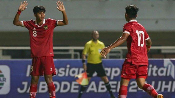 Pemain Timnas Indonesia U-17 Arkhan Kaka (Kiri) dan Muhammad Asyura (kanan) saat berselebrasi usai membobol gawang timnas U17 Guam pada pertandingan Kualifikasi Piala Asia U17 2023 di Stadion Pakansari, Kabupaten Bogor, Senin (3/10/2022).