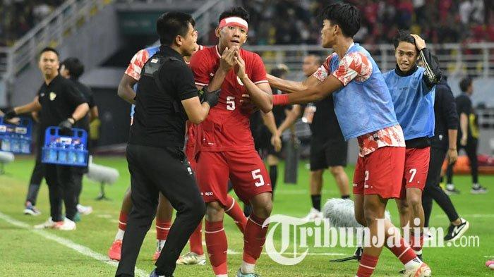 Pemain Timnas Indonesia U-19, Muhammad Alfharezzi Buffon (5) meluapkan kegembiraannya usai cetak gol ke gawang Malaysia pada pertandingan semifinal Piala AFF U-19 2024 Timnas Indonesia U-19 vs Malaysia, di Stadion Gelora Bung Tomo (GBT) Surabaya, Sabtu (27/7/2024). Skuad Garuda menang dengan skor 1-0.