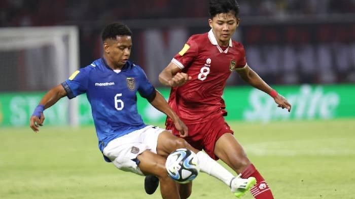 Pemain Timnas U-17, Arkhan Kaka berduel dengan pemain Timnas U-17 Ekuador di Stadion Gelora Bung Tomo (GBT), Jumat (10/11/2023) malam. Laga pembuka Grup A Piala Dunia U-17 2023.