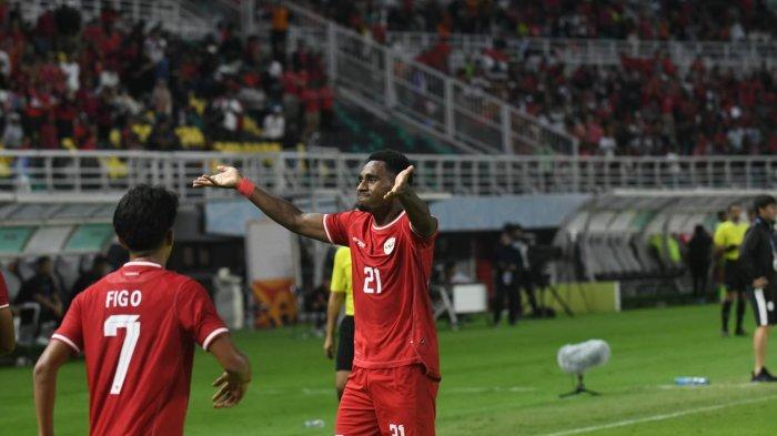 Pemain Timnas U-19 Indonesia, M Iqbal Gwijangge, melakukan selebrasi setelah membobol gawang Timnas Filipina U-19 di Stadion Gelora Bung Tomo (GBT), Rabu (17/7/2024) malam ini. Babak pertama berakhir Skor 4-0 untuk Indonesia.