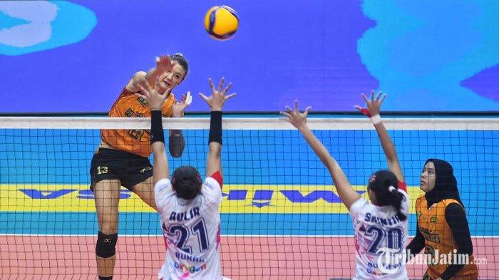 Pemain Voli Jakarta Popsivo Polwan (kostum kuning) melakukan smes bola ke arah tim Jakarta Livin' Mandiri saat laga perdana Proliga 2025 seri Malang di Gor Ken Arok Kota Malang, Jumat (17/1/2025)