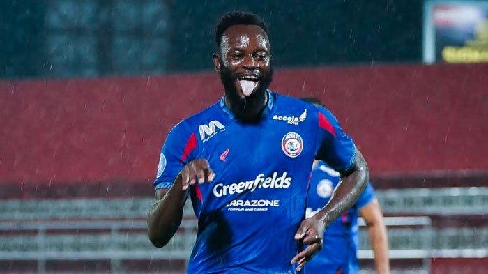 GOL BERTAMBAH - Pemain Arema FC Charles Lokolingoy saat melakukan selebrasi usai mencetak gol ke gawang PSS Sleman di pekan 25 Liga 1 2024/2025 kemarin. Di bawah tangan dingin pelatih Ze Gomes Arema FC kini cukup produktif mencetak gol.