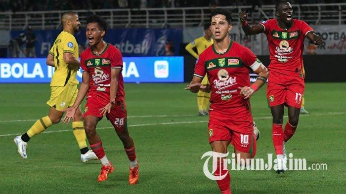 Pemain asing Persebaya Surabaya, Bruno Moreira melakukan selebrasi setelah menjebol gawang Barito Putera pada laga Persebaya vs Barito Putera di Stadion GBT Surabaya, Jumat (23/8/2024).