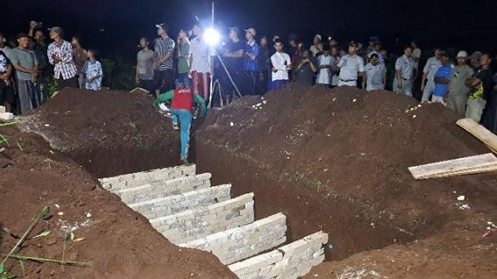 PEMAKAMAN KORBAN KECELAKAAN - 7 jasad warga Tuban korban kecelakaan rombongan jemaah umrah di Gresik, dilakukan prosesi pemakan, Kamis (10/4/2025). Pemakaman korban dilakukan dalam satu liang