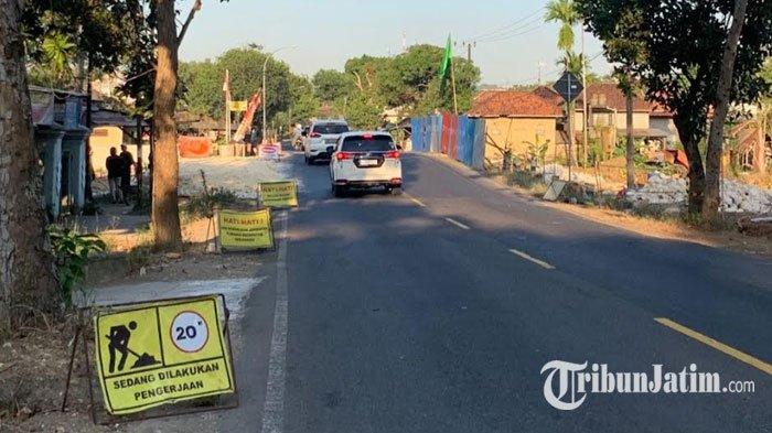 Pekerjaan pemasangan box culvert di Jembatan Galis, Bangkalan memaksa pihak kepolisian menerapkan buka-tutup jalur mulai malam ini, Kamis (20/7/2023) pada pukul 20.00 WIB hingga 05.00 WIB. Hal serupa terjadi pada Jumat (21/7/2023).