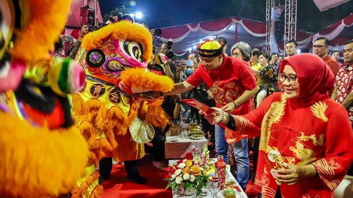 Pemkot Surabaya bersama Paguyuban Masyarakat Tionghoa Surabaya menggelar Perayaan Imlek Malam Cap Go Meh 2024 di Balai Kota Surabaya, Minggu (25/2/2024) malam.