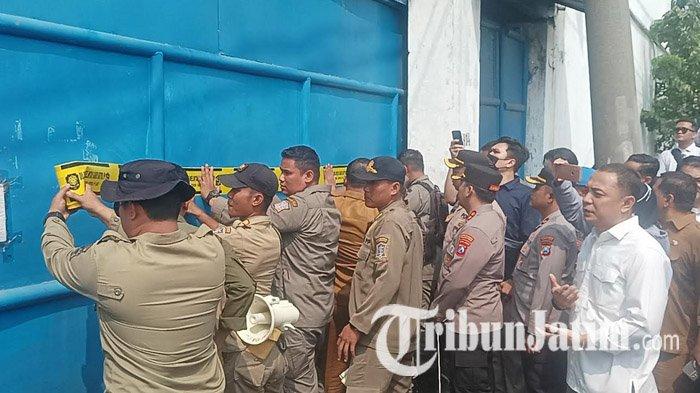 SENTOSO SEAL DISEGEL - Pemkot Surabaya menyegel gudang Sentoso Seal milik Jan Hwa Diana yang berada di Nomor 17 Blok A-14, Jalan Raya Dupak, Gundih, Surabaya, Selasa (22/4/2025). Wali Kota Surabaya, Eri Cahyadi datang secara langsung memimpin jalannya penyegelan.