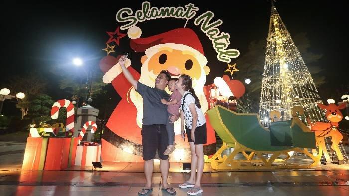 Pemkot Surabaya mulai menghias berbagai tempat dengan ornamen dan hiasan Natal