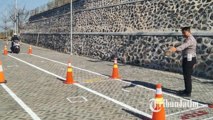Pemohon SIM saat melintas materi.lintas baru atau S di Satpas Polres Situbondo