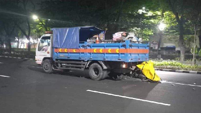 Pengendara motor Honda Vario tewas usai menabrak truk marka dinas perhubungan di Jalan Frontage A Yani, Gayungan, Surabaya, sekitar pukul 01.57 WIB, Senin (16/9/2024).