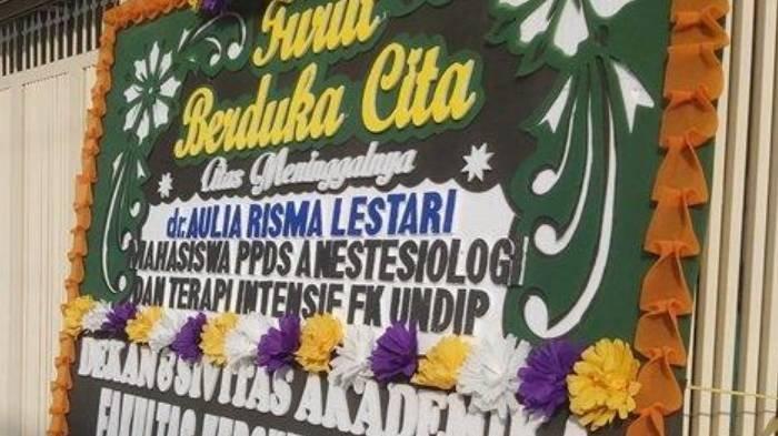 Penampakan karangan bunga di rumah duka dokter muda Aulia Risma Lestari yang dikirimkan oleh Fakultas Kedokteran Undip Semarang, Jumat (16/8/2024).